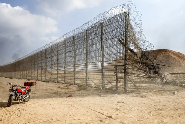 F231007ARK043-gaza-border-fence.jpg