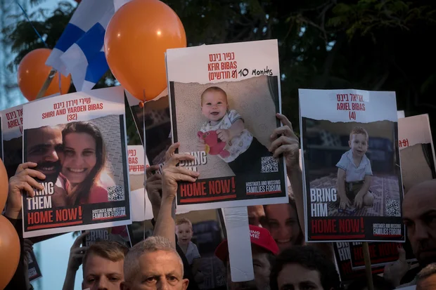 Israelis warten angespannt darauf, das Schicksal der Familie Bibas im Rahmen des Geiseltausch- und Waffenstillstandsabkommens mit der Hamas zu erfahren