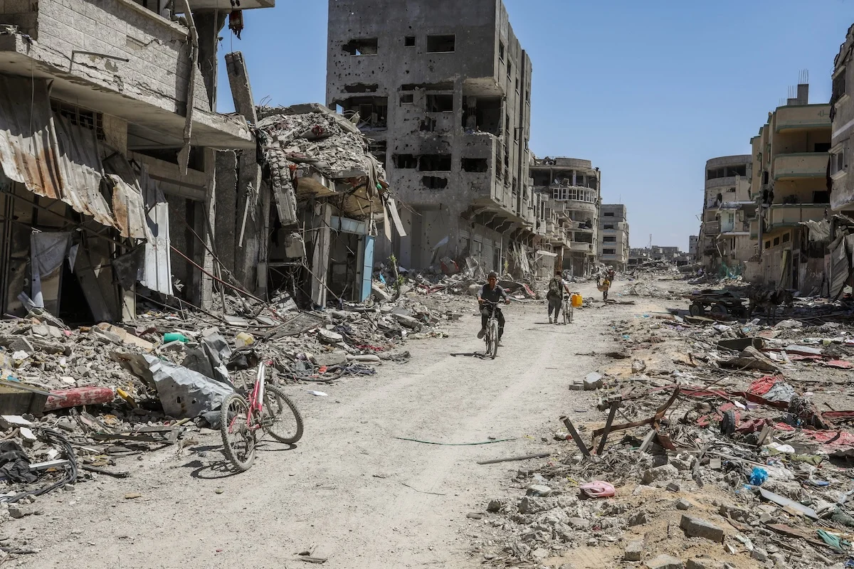 Palestinians returning to their homes a few days after the Israeli army withdrew from the area, in Khan Younis, in southern Gaza Strip, April 13, 2024. (Photo: Abed Rahim Khatib/Flash90)