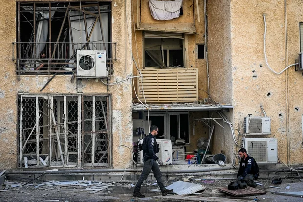 Netanyahu phone call with Biden held in 'positive atmosphere' | Israeli citizen arrested in Beirut | 2 Israelis killed in heavy rocket attacks by Hezbollah