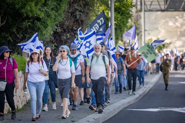Tausende Israelis demonstrieren für eine gerechte Verteilung der Wehrpflicht inmitten eines Mehrfrontenkriegs