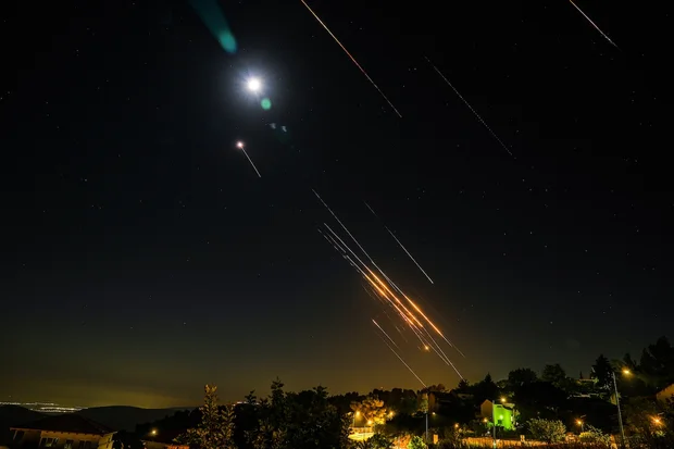 EUA reforçam tropas no Oriente Médio | Três pessoas morrem em ataque com mísseis à refinaria de petróleo de Haifa na noite passada | IDF abate drones Iranianos em todo o país