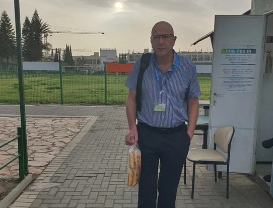 Hospital department head brings leavened bread into hospital to protest ‘hametz law’