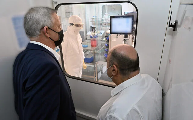 Defense Minister Benny Gantz visits Israel Institute for Biological Research lab, October 25, 2020. (Photo: Defense Ministry)