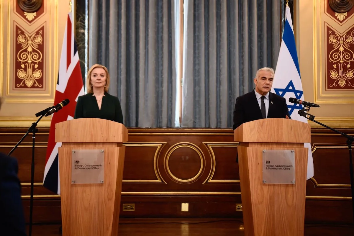 Israeli Foreign Minister Yair Lapid and UK Foreign Secretary Liz Truss speak at a press conference in London, Nov. 29, 2021 (Photo: Yair Lapid's official Twitter feed)