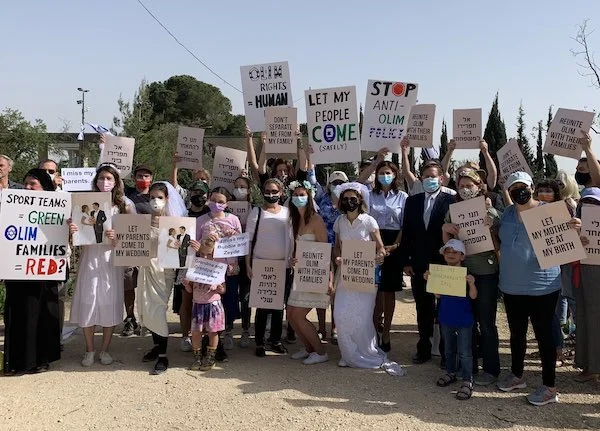 Outgoing MK Michal Cotler-Wunsh with Israeli immigrants demonstrating near the Knesset building in protest of the government's lack of policy regarding the entry of family members from abroad during the pandemic (Photo: Michal Cotler-Wunsh/Twitter)