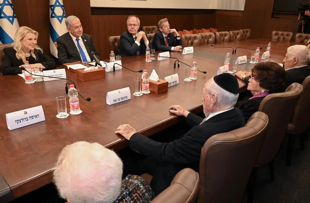 Netanyahu_Holocaust_survivors.jpg
