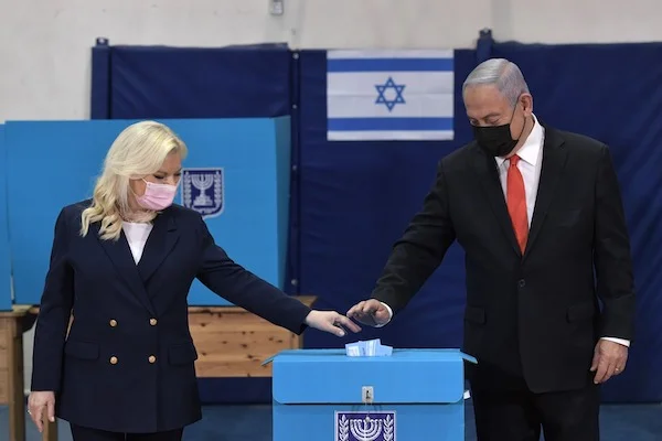 PM Benjamin Netanyahu & his wife Sara cast their ballots (photo credit: Koby Gideon/GPO)