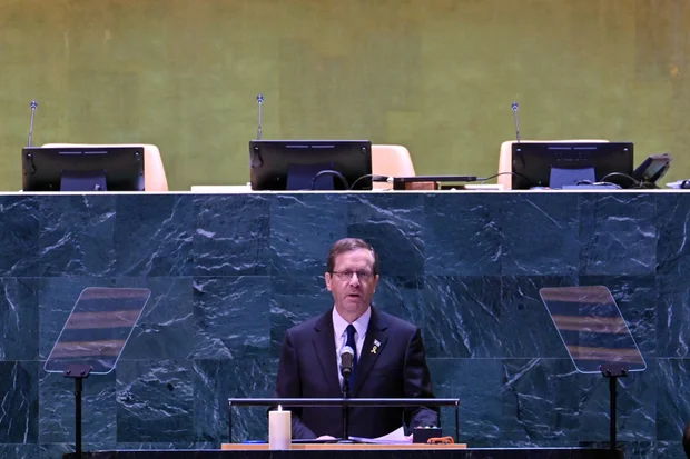 Em discurso no Dia da Lembrança do Holocausto, o Presidente de Israel, Herzog, repreende a comunidade internacional por “manipular a definição de genocídio