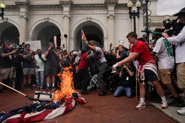 Protesters_Burning_Flag_-_2024-07-24T194959Z_777699760_RC2V19AOFS81_RTRMADP_3_ISRAEL-PALESTINIANS-USA-NETANYAHU-PROTESTS_fxefep.png