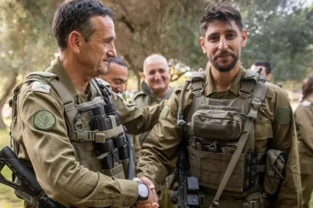 El querido cantante israelí y actor de 'Fauda' Idan Amedi resulta gravemente herido en los combates en Gaza