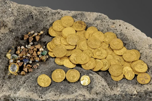 Arqueólogos descobrem “um dos maiores tesouros” de moedas da era bizantina encontrados em Israel durante escavações na Galiléia