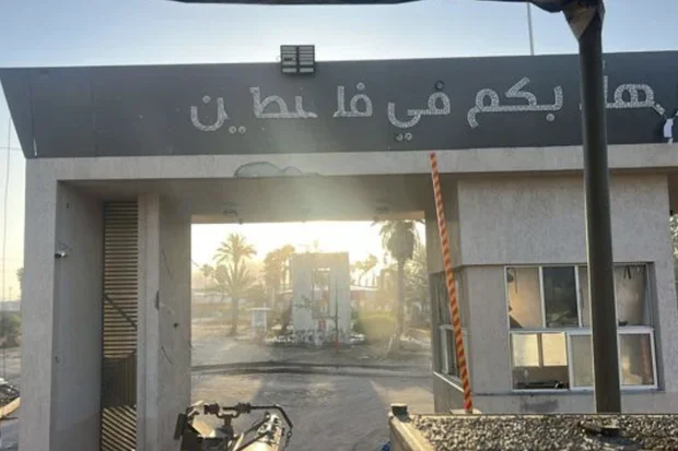 En raison des violations commises par le Hamas, Israël décide de ne pas ouvrir le point de passage de Rafah demain et de suspendre l'aide.