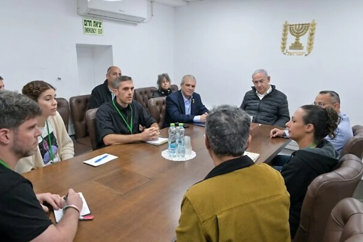 Meeting of Prime Minister Benjamin Netanyahu with hostage family members. Screenshot used under Section 27a of the copyright law.