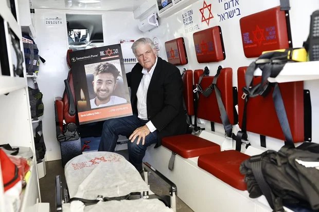 L'organisation évangélique Samaritan's Purse fait don de 28 ambulances blindées au Magen David Adom en mémoire des otages israélo-américains tués.
