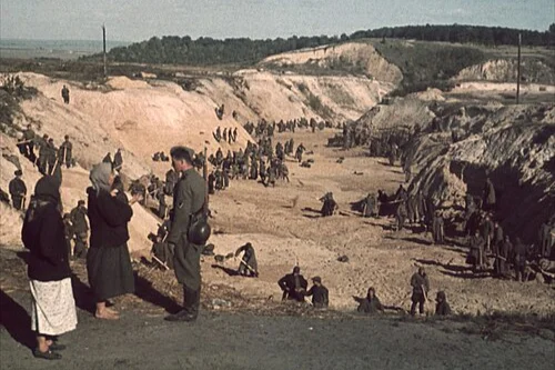 Soviet POWs being used by Germany to cover the mass grave after the massacre, 1 October 1941. Photo: Wikimedia Commons