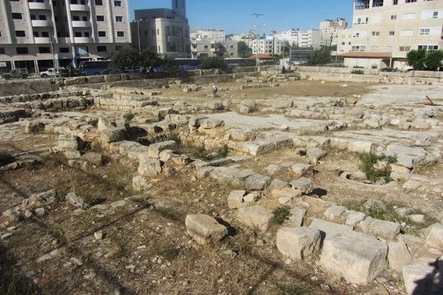 The site of Alonei Mamreh, Khirbet Ramat Khalil (Photo: Daniel Ventura, Wikipedia).