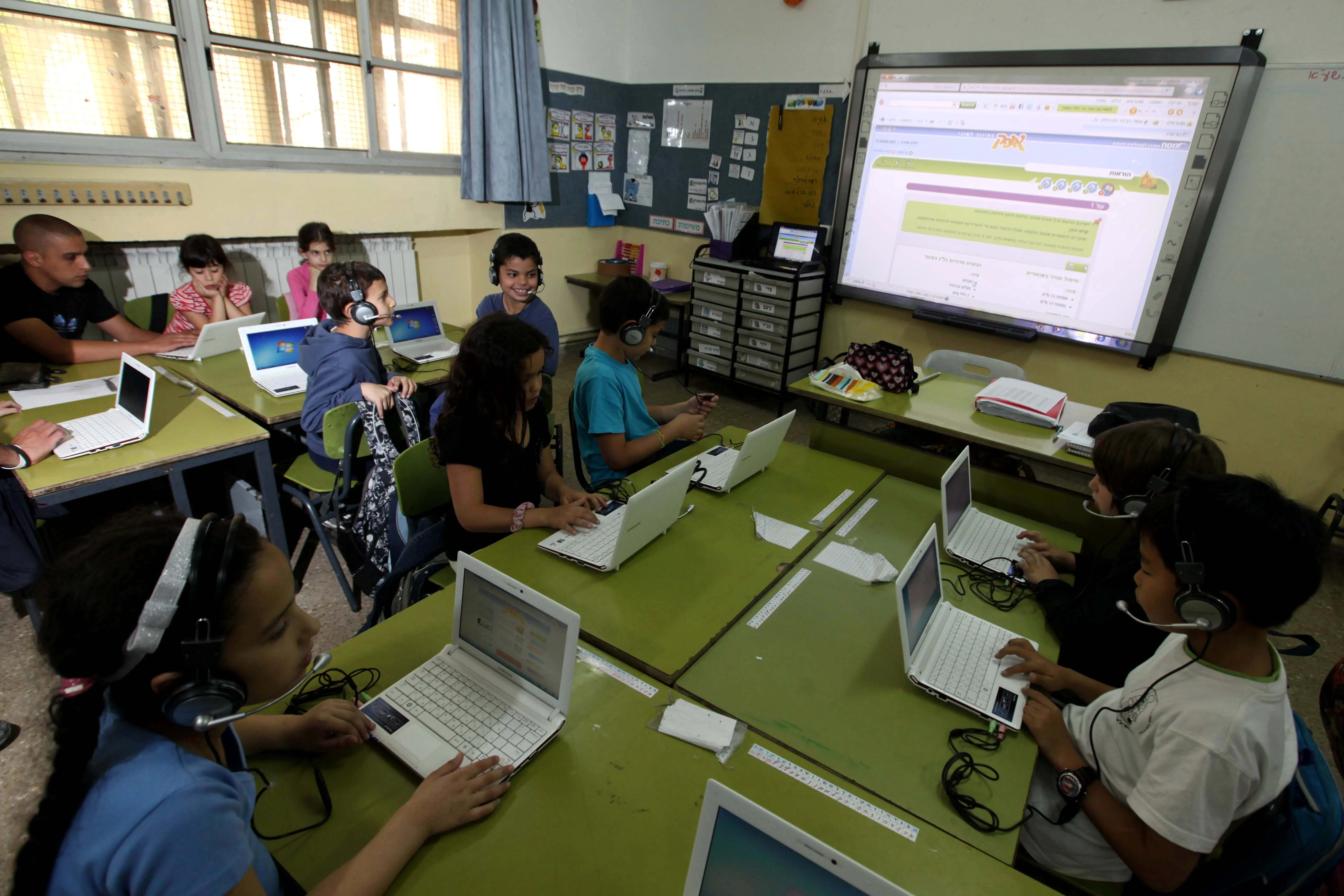 Illustrative photo: Israeli children using computers in a class room during a lesson at the 