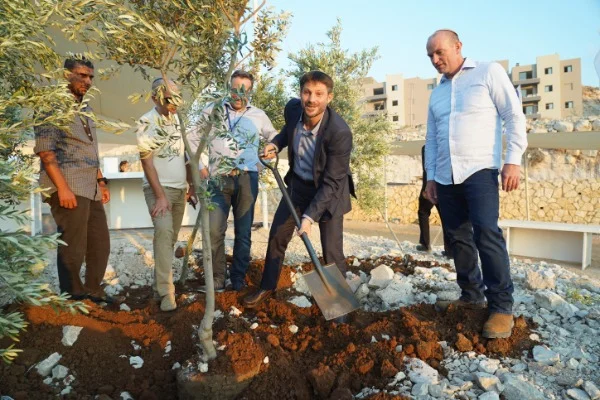 Bezalel Smotrich plants a tree outside a Conference of the 'Besheva' group in Kedem, in Judea and Samaria, on September 5, 2019 (Photo: Hillel Maeir/Flash90).
