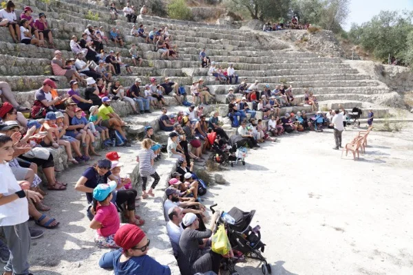 Israelis visit the site of the ancient village of Sebastia near the West Bank city of Nablus, on April 22, 2019, during the Jewish holiday of Sukkot (Photo: Hillel Maeir/Flash90).