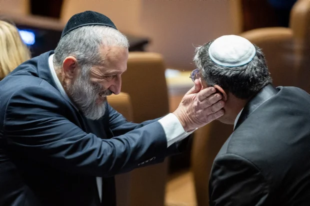 MK Itamar Ben Gvir speaks with MK Aryeh Deri during a vote for the new Knesset speaker at the assembly hall of the Knesset, the Israeli parliament in Jerusalem, on December 13, 2022 (Photo: Yonatan Sindel/Flash90).
