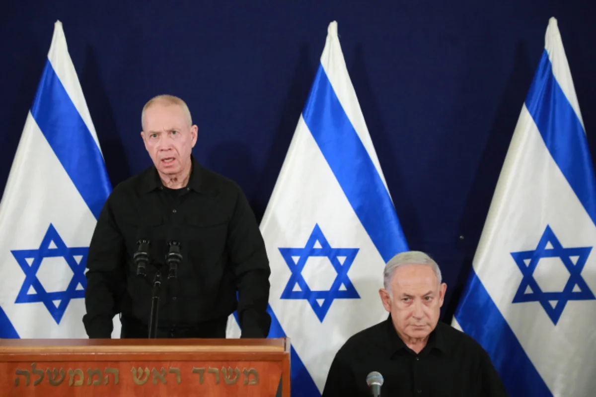Israeli prime minister Benjamin Netanyahu, Minister of Defense Yoav Galant, and head of the National Unity party Benny Gantz (not seen) hold a joint press conference at the Ministry of Defense, in Tel Aviv. October 28, 2023 (Photo: Dana Kopel/POOL PICTURE).