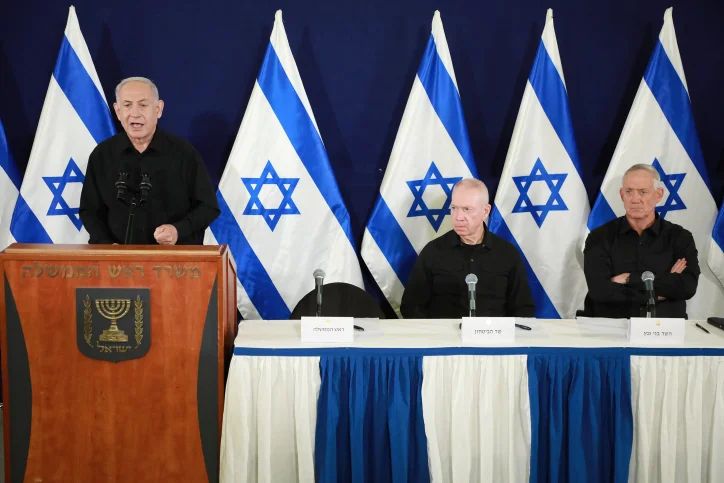 Israeli prime minister Benjamin Netanyahu, Minister of Defense Yoav Galant, and head of the National Unity party Benny Gantz hold a joint press conference at the Ministry of Defense, in Tel Aviv. October 28, 2023 (Photo: Dana Kopel/POOL)