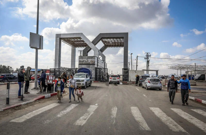 Palestinians with foreign passports leave to Egypt via the Rafah border crossing with Egypt, in the southern Gaza Strip, on February 6, 2024. Photo by Abed Rahim Khatib/Flash90