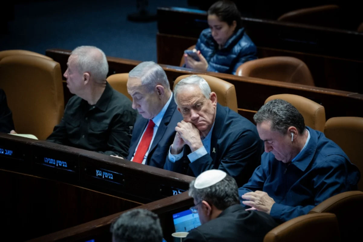 Israeli prime minister Benjamin Netanyahu, Israeli Minister of Defense Yoav Galant, Minister Benny Gantz and Ministers attend a vote on the state budget at the assembly hall of the Knesset, the Israeli parliament in Jerusalem, March 13, 2024 (Photo: Yonatan Sindel/Flash90).