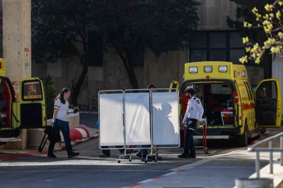 Medical teams near the ambulances that brought the wounded citizens from the terror attack in the Jordan Valley, at the Hadassah Mt. Scopus Hospital in Jerusalem, March 28, 2024 (Photo: Chaim Goldberg/Flash90).