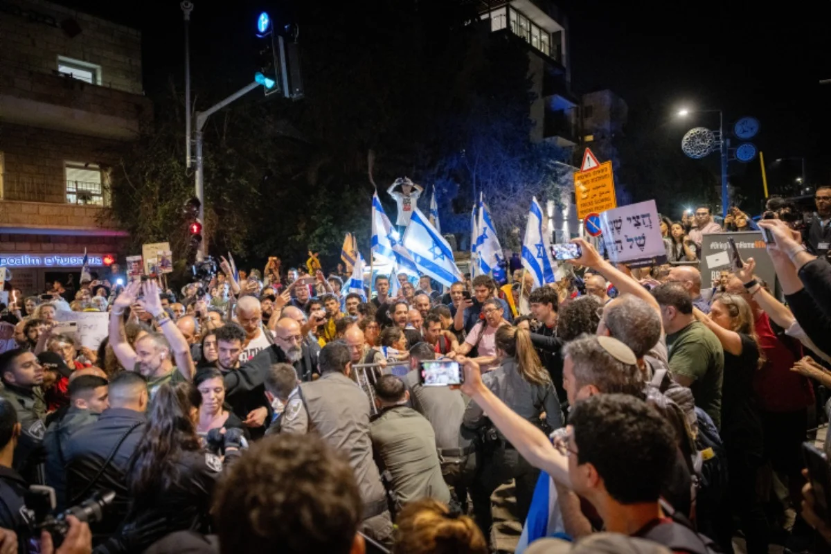 Police clash with demonstrators during an anti-government protest outside the PM's official residence in Jerusalem, on April 2, 2024 (Photo: Chaim Goldberg/Flash90).