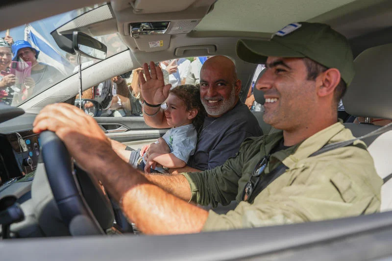 Released hostage Shlomi Ziv returning to his home in Moshav Elkosh, in northern Israel, June 25, 2024. Photo by Ayal Margolin/Flash90
