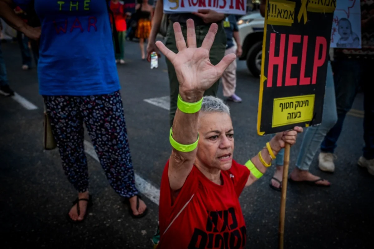 Demonstrators protest calling for the release of Israeli hostages held in the Gaza Strip outside Hakirya Base in Tel Aviv, July 3, 2024 (Photo: Avshalom Sassoni/Flash90).
