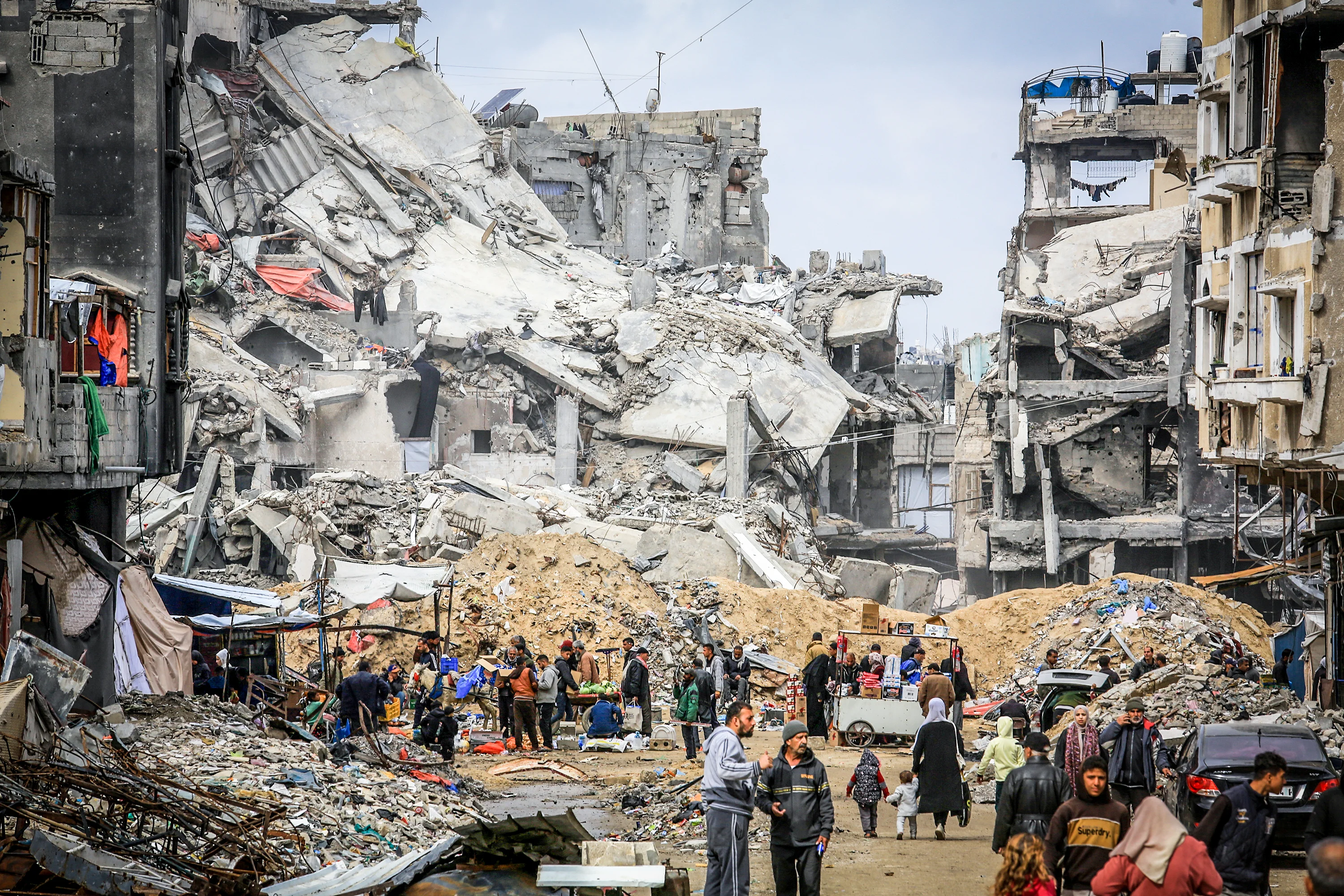 Palestinians at a market among destroyed buildings in the city of Khan Yunis, southern Gaza Strip. (Photo: Abed Rahim Khatib/FLASH90)