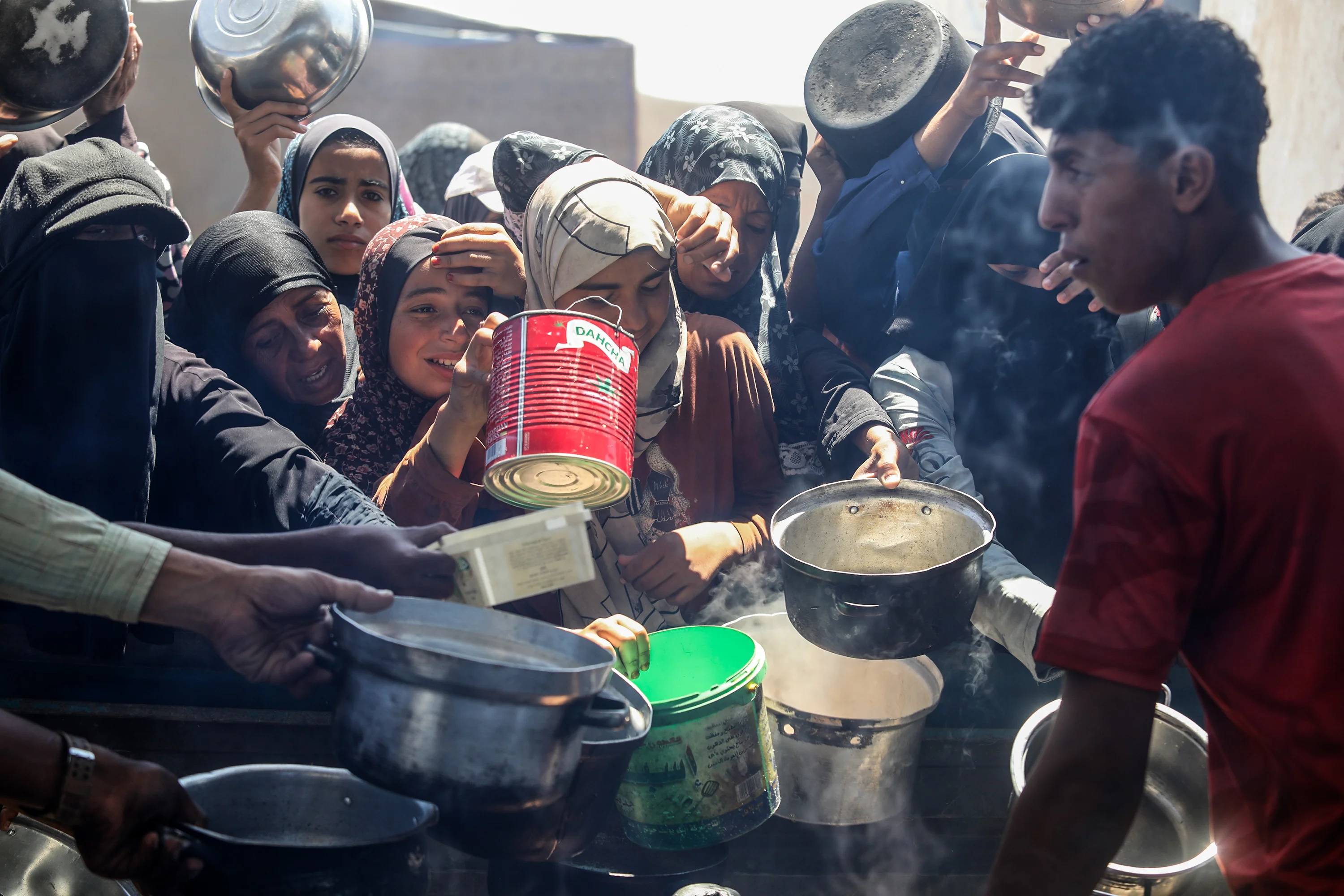 Palestinians receive meals from volunteers in the Mawasi area of ​​Khan Yunis, in the southern Gaza Strip, on April 26, 2025. Photo by Abed Rahim Khatib/Flash90
