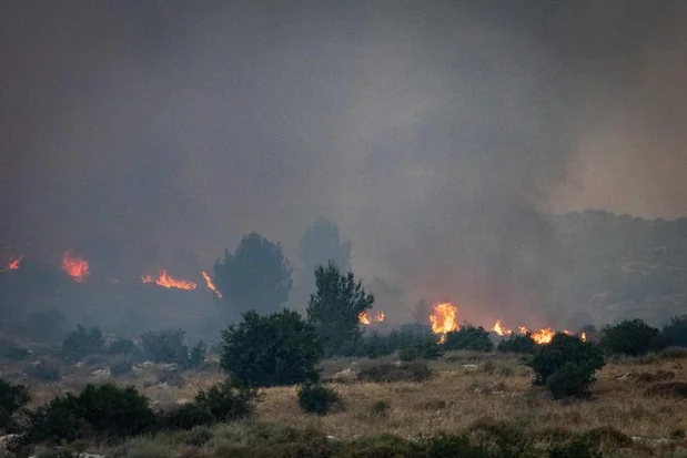 View of a massive wildfire near Mevo Horon, April 30, 2025. Photo by Yonatan Sindel/Flash90