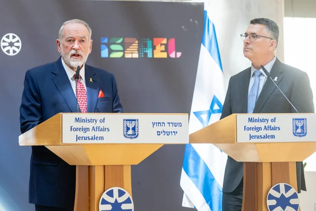 Illustration: Israeli minister of Foreign Affairs Gideon Saar and US amabassador to Israel Mike Huckabee at the Foreign Ministry in Jerusalem. May 26, 2025. Photo by Chaim Goldberg/Flash90