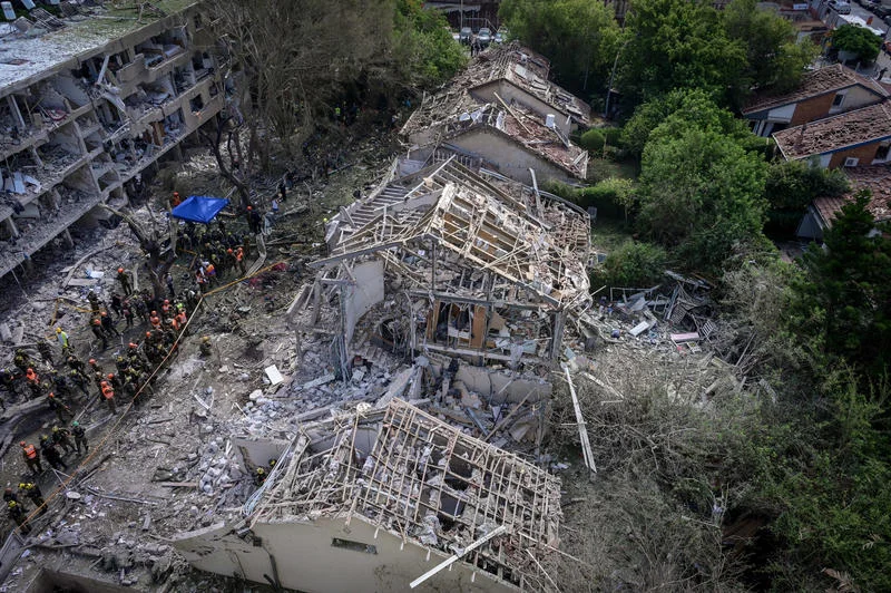 Israeli security and rescue forces at the scene where a ballistic missile fired from Iran hit and caused damage in Tel Aviv, June 22, 2025. Photo by Avshalom Sassoni/Flash90