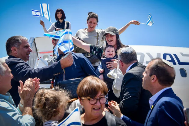 New immigrants from France arrive to the Ben Gurion airport in central Israel on June 25, 2025. Photo by Avshalom Sassoni/Flash90