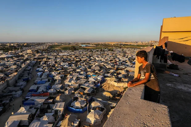 Palestinians living around their tents in the Al-Mawasi area in Khan Yunis, southern Gaza Strip, July 6, 2025. Photo by Abed Rahim Khatib/Flash90