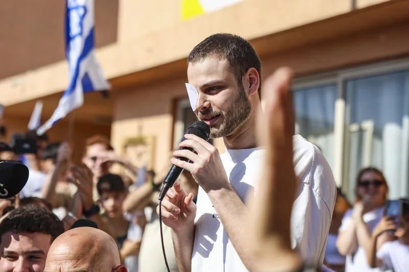 Freed hostage Alon Ohel arrives to his home in Moshav Lavon, northern Israel, October 24, 2025. Photo by David Cohen/Flash90
