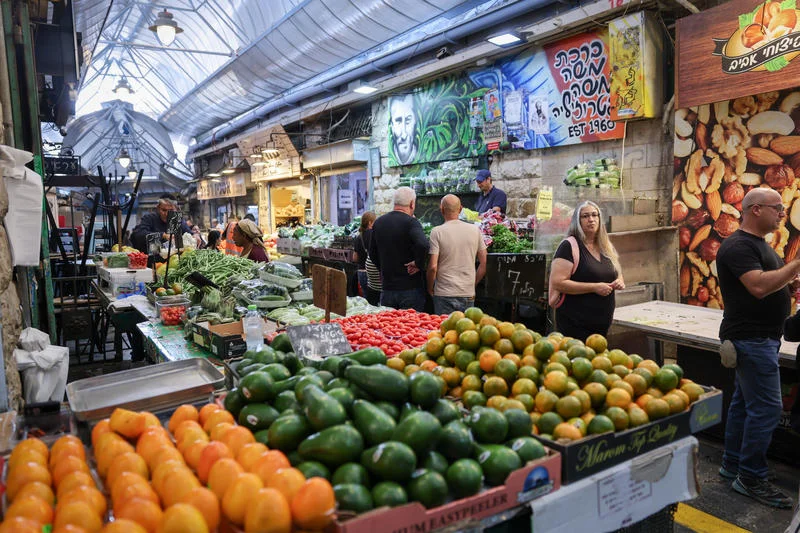 Shoppers at the Mahane Yehuda market in Jerusalem. Noember 13, 2025. Photo by Nati Shohat/FLASH90