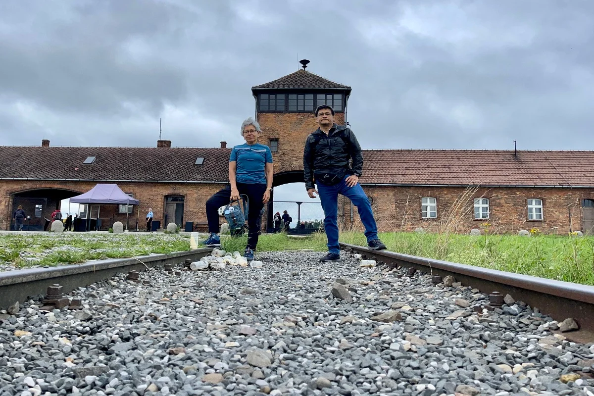 Miguel Muñoz Valeriano and his spouse visiting the death camp of Auschwitz, on august 2023 (Photo credit/courtesy of: Miguel Muñoz Valeriano).