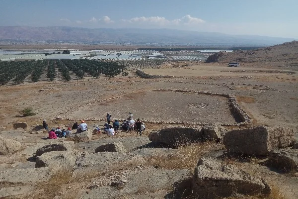 The square enclosure structure inside of the footprint enclosure, at Gilgal Argaman site, on October 30, 2019 (Photo: Aaron Goel-Angot).