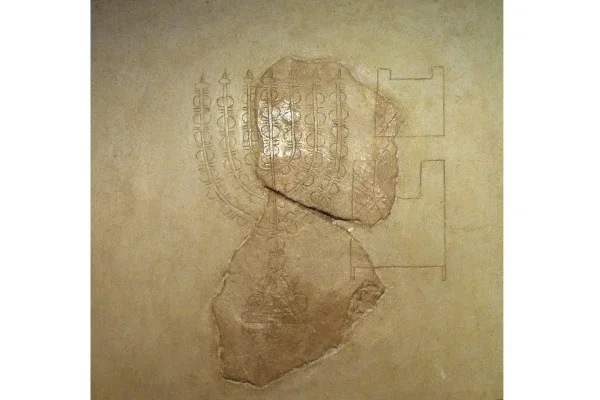 The 2000 years old depiction of the 7 branches Menorah engraved on the walls of a house of the Herodian Quarter Museum (Photo: Evi Horowitz / Via Wikimedia).