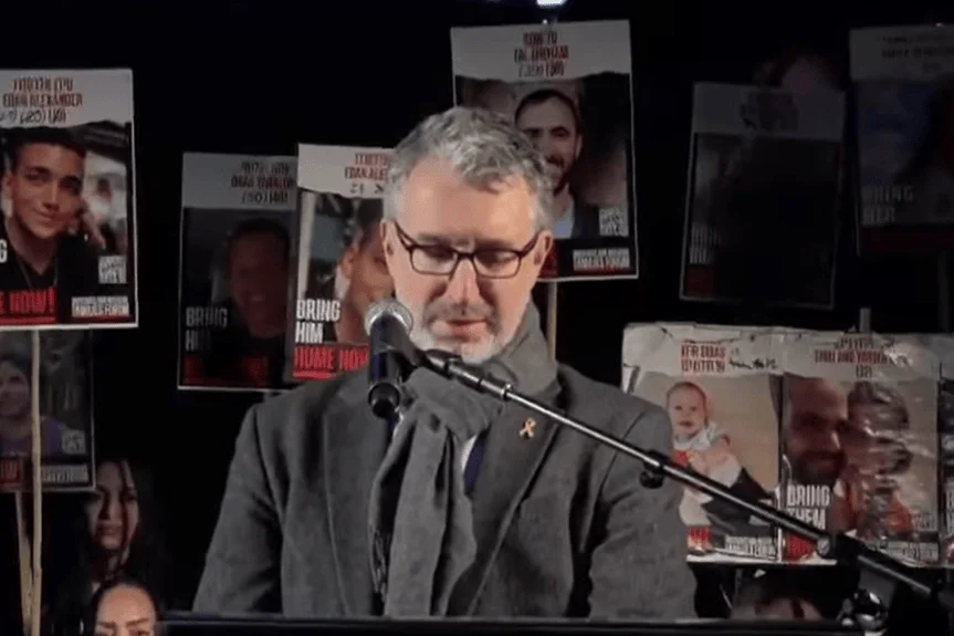 British Ambassador Simon Walters speaks at Hostage Square in Tel Aviv. Photo: Screenshot from a video on the UK in Israel Facebook page, used under section 27A of the copyright law.