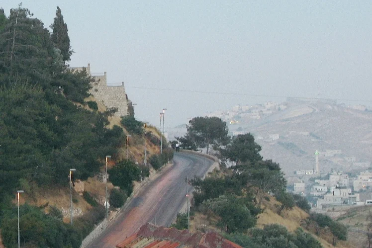 Derekh Ha’Apifyor (Pope’s Way), the road ascending to Mount Zion. Named by the Israeli government in honor of Pope Paul VI’s historic 1964 visit to Israel. (Photo: Wikimedia Commons)