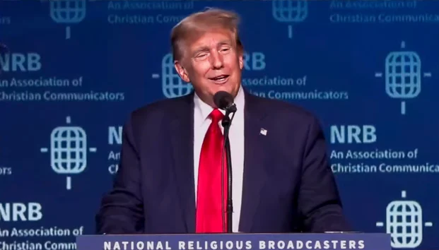 Con un discurso divertido, cálido y fuertemente pro-Israel, Trump se gana a 4.000 líderes de medios evangélicos en el NRB