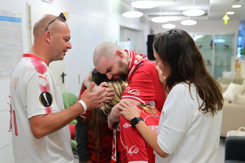 Eitan Horn's emotional reunion with his family members at Ichilov Medical Center, !3th of October, 2025 Photo: Prime Minister's Office by Rafi Ben Hakoon, GPO