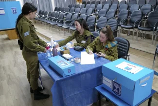 IDF soldiers cast their votes in a ballot box for Israel's general election at the Sa'ar military base in central Golan Heights on November 1, 2022. (Photo: Michael Giladi/Flash90)